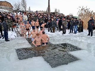 Первые пошли Крещение в Торезе 19 января 2013 года на Новой плотине