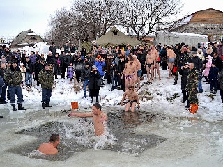 Крещение в Торезе 19 января 2013 года на Новой плотине