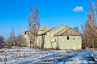 С тыльной стороны  или сзади Клуб им  Щорса на поселке шахты «Лутугино»