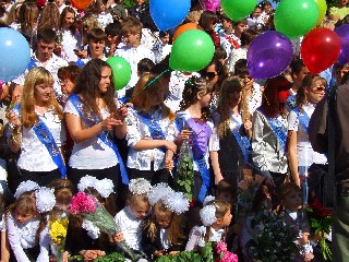 Выпускники и первоклашки последний звонок в 1 й школе 2010 Торез