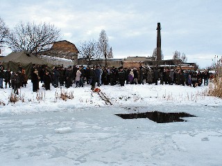 У проруби Крещение в Торезе 19 января 2013 года на Новой плотине