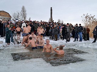 И млад и стар Крещение в Торезе 19 января 2013 года на Новой плотине