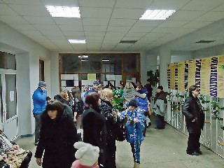 Суета в фойе Встреча Нового 2012 года на центральной площади Тореза